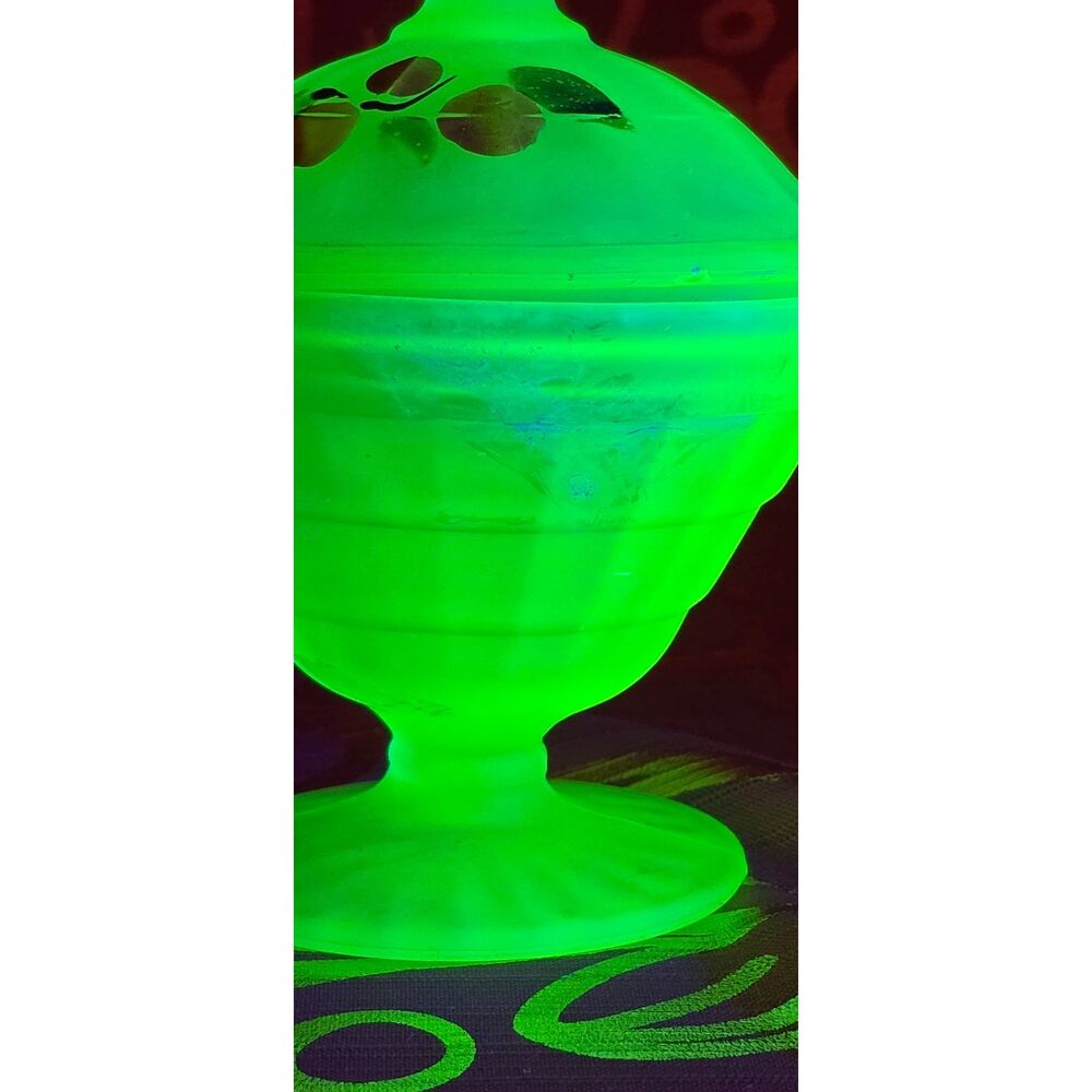 Frosted Green Uranium Lidded Powder Jar - Picture 3 of 13